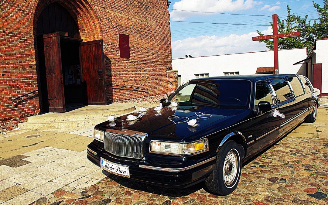 Lincoln Town Car II Black `120′ Inch Stretch Limosine